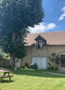 a house with a picnic table and a tree in the yard at F3 avec Jardin, Calme, Fôret, Barbizon in Chailly-en-Bière