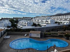 Vista ariale su un resort con piscina di Casa Jerome a Playa Paraiso