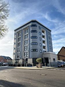 un gran edificio al lado de una calle en MG-Quartier Hostel en Mönchengladbach