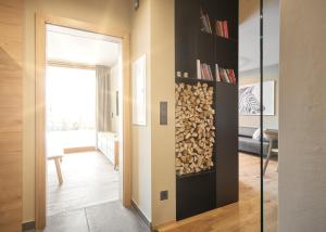 una habitación con una pila de leña en la pared en HILL - 73 by AA Holiday Homes, en Tauplitz