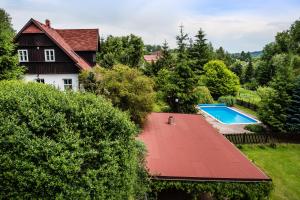 een luchtzicht op een huis met een rood dak en een zwembad bij Chalupa nad Popelkou in Lomnice nad Popelkou