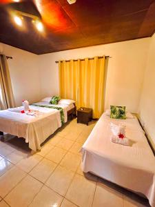 1 dormitorio con 2 camas en una habitación en 88 Days Self Catering Holidays & Accomodation, en Baie Lazare Mahé