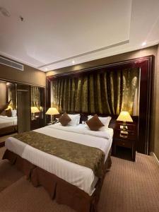 Cette chambre comprend un grand lit et une fenêtre. dans l'établissement EKONO by Leva Jeddah Airport Hotel, à Djeddah