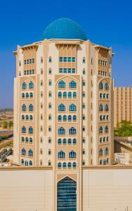 um edifício com uma cúpula em cima em Niamey Mall & Residence em Niamey