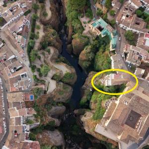 una vista aérea de un río con un círculo amarillo en Apartamentos Casa-Palacio Santa Pola, en Ronda