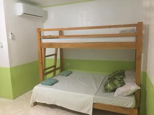 Двох'ярусне ліжко або двоярусні ліжка в номері Kang-JoLu's Camotes Homestay