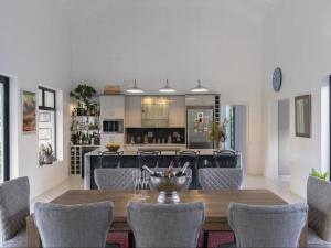 a dining room with a table and chairs at Magnifik Montagu in Montagu