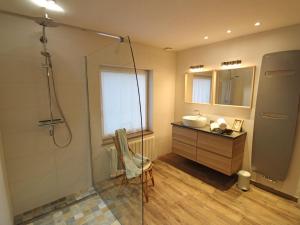 Ένα μπάνιο στο Maison avec Terrasse, Babyfoot et Pétanque à Gérardmer - FR-1-589-110 +27 φωτογραφίες