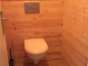 a bathroom with a toilet in a wooden wall at Gîte confortable à Gérardmer avec jardin, ski, randonnées et activités nautiques - FR-1-589-128 in Gérardmer
