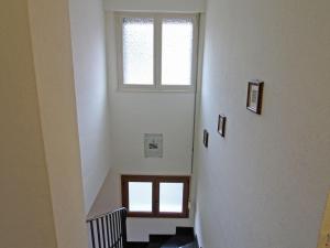 eine Treppe mit einem Fenster und einer Treppe in der Unterkunft Gîte Saulxures-sur-Moselotte, 4 pièces, 6 personnes - FR-1-589-145 in Saulxures-sur-Moselotte