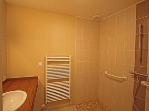 un bagno con lavandino e doccia di Gîte moderne à Rebeuville, proche Neufchâteau, 3 ch., accès PMR, pêche, WIFI, tout inclus - FR-1-589-157 a Rebeuville Altre 21 foto