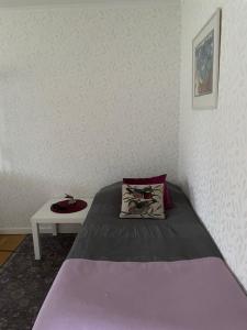Dormitorio pequeño con cama y mesa en Lövåsen en Glava