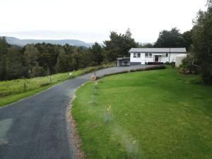 una casa al lado de una carretera en Superior Cottage - St Enoch and St Elijah Monastery, en Kaikohe