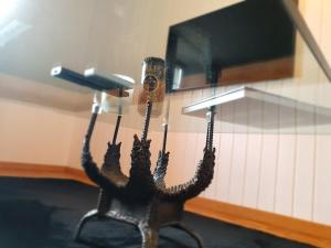TV a/nebo společenská místnost v ubytování Ô Valanvron - Appartement dans une ancienne ferme neuchâteloise