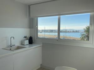 Кухня или мини-кухня в Apartaments Voramar Roses
