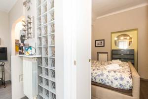 um quarto com uma cama e uma parede de pratos em San Salvario Stylish Apartment em Turim