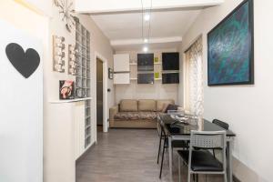 uma sala de estar com uma mesa e um sofá em San Salvario Stylish Apartment em Turim