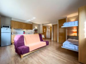 a living room with a purple couch and a bunk bed at Nuria Pedrous in Pas de la Casa
