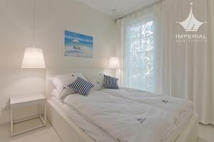 ソポトにあるImperial Apartments - Valorの白いベッドルーム(ベッド1台、窓付)