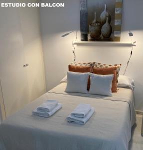 ein Schlafzimmer mit einem Bett mit zwei Handtüchern darauf in der Unterkunft Jimios Alcázar Catedral in Sevilla