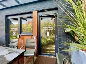 - une porte menant à un restaurant avec des chaises en face dans l'établissement Guesthouse ROOM40, à Malmedy