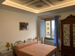 sypialnia z łóżkiem i oknem w obiekcie Villa Paglicci Reattelli Agriturismo w mieście Castiglion Fiorentino +33 zdjęcia
