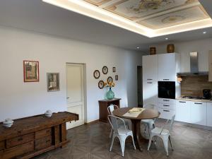 a kitchen and dining room with a table and chairs at Villa Paglicci Reattelli Agriturismo in Castiglion Fiorentino