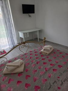 una camera da letto con un letto con fiori rosa di Villa Clotilde a Civitanova Marche