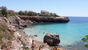 un grupo de personas en el agua en una playa en Casa de pueblo en Vilafranca, en Vilafranca de Bonany