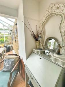 een kaptafel met een spiegel en een stoel in een kamer bij Home away from Home - Broadstairs beautiful family seaside house with garden and parking in Kent