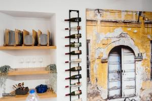 Una pared con un montón de botellas de vino en un estante en El Gouna La Siesta Apartment, en El Gouna