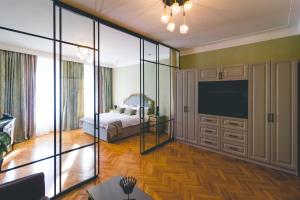 um quarto com uma cama e uma televisão num quarto em MAGISTER seven em Sibiu