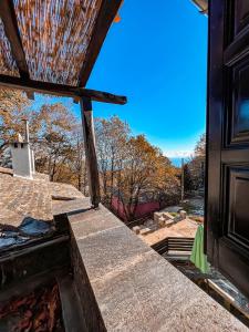 una vista desde el porche de una casa en Dandy Villas Tsagkarada-Green Apple-Jacuzzi-Sea View, en Tsagkarada 30 fotos más