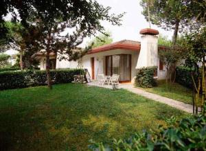 A garden outside Holiday home in Bibione 24612