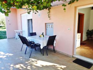 Patio nebo venkovní prostory v ubytování Apartment in Posedarje 37105