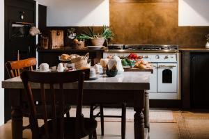 A kitchen or kitchenette at La pagliera