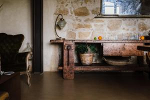 ein alter Holztisch mit Pflanze in einem Zimmer in der Unterkunft La pagliera in Agrigento