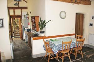 a kitchen and dining room with a table and chairs at Drovers Retreat in Llandrindod Wells