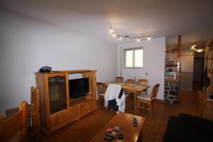 uma sala de estar com uma mesa e uma sala de jantar em Apartamentos Varios Nievesol Avda. Encamp em Pas de la Casa