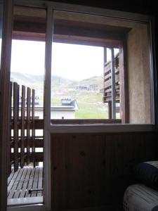 uma janela num quarto com um banco à frente em Apartamentos Varios Nievesol Avda. Encamp em Pas de la Casa