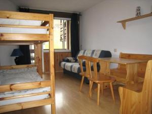 um quarto com um beliche, uma mesa e uma secretária em Apartamentos Varios Nievesol Avda. Encamp em Pas de la Casa