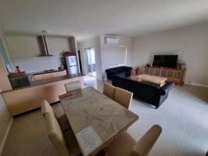 sala de estar con mesa y sofá en Seafront Unit 60, en Jurien Bay
