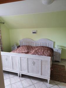 a bedroom with a large white bed in a room at Ferienhaus Auszeit am Dollart 25195 in Bunde