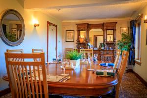 una sala da pranzo con tavolo in legno e sedie di Crubenbeg Country House a Newtonmore