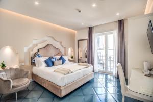 1 dormitorio con 1 cama grande y 1 silla en Hotel Sorrento City, en Sorrento
