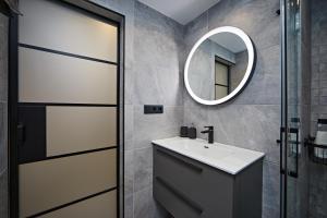 een badkamer met een wastafel en een spiegel bij Apartamento Panda House in Playa del Inglés