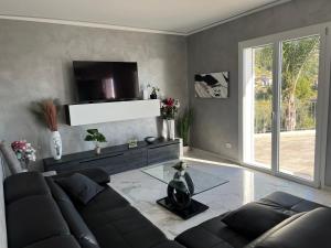 ein Wohnzimmer mit einem Sofa und einem TV in der Unterkunft Corso montecarlo in Ventimiglia