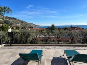 文蒂米利亞的住宿－Corso montecarlo，庭院里设有两把椅子和一张桌子