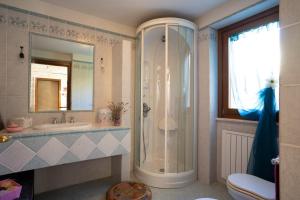 uma casa de banho com um chuveiro e um lavatório. em Casa Furia em Ponte della Venturina