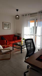 - un salon avec un canapé rouge et une table dans l'établissement Como Work Nest - Sica, à Côme